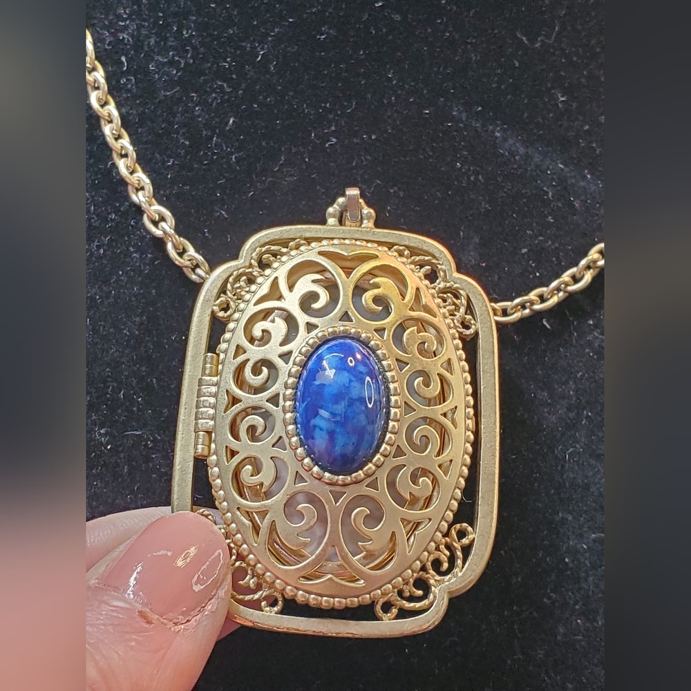 Vintage Statement Locket By Avon Goldtone & Blue Acryllic Cab - Picture 4 of 5